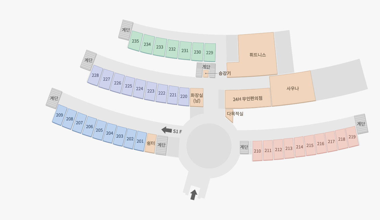 숙소동 2층 아래에는 2인실 9개, 3인실 10개와 쉼터가 있습니다. 중간에는 2인실 9개, 남자 화장실, PC실, 다목적실, 세탁실, 사우나실이 있습니다. 위로는 2인실 7개, 휘트니스, 승강기가 있습니다.