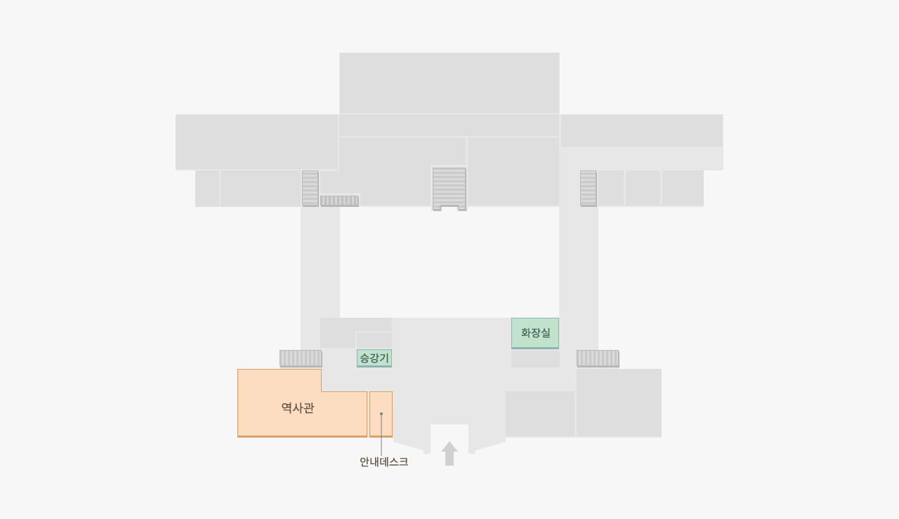 본관동은 총 4층 건물로 1층 좌측에는 역사관 및 안내데스크가 있으며 우측에는 남녀 화장실이 있습니다. 그리고 역사관 앞에는 승강기가 있습니다.