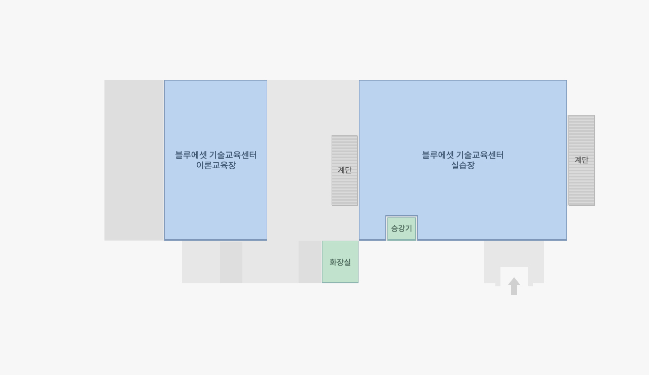 첨단보안센터는 총 4층의 건물로 1층 좌측에는 블루에셋 기술교육센터 이론교육장이 있으며 우측에는 블루에셋 기술교육센터가 실습장이 있습니다. 그리고 블루에셋 기술교육센터 실습장 내에 승강기가 있고 이론교육장과 실습장 사이에 남녀 화장실이 있습니다.